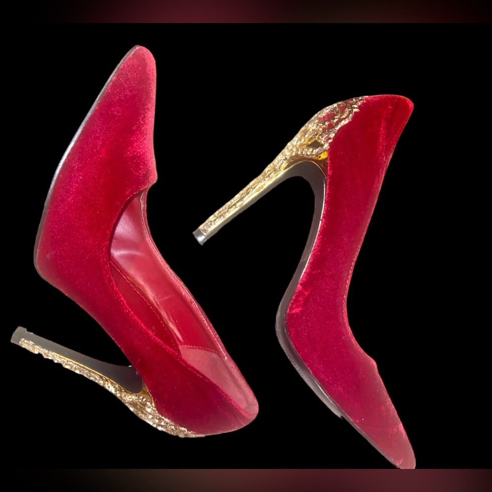 “Shoe Dazzle” Red faux velvet Heels with gold ornate design